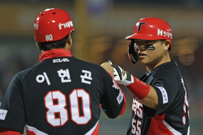 KIA 한준수가 12일 한화 원정에서 적시타를 때린 뒤 이현곤 코치와 주먹을 부딪히고 있다. KIA 타이거즈