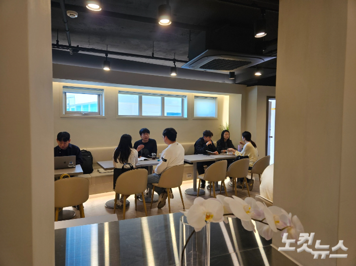 청년들이 청년센터W 무인카페에서 커피를 마시며 모임을 갖고 있다. 송주열 기자.
