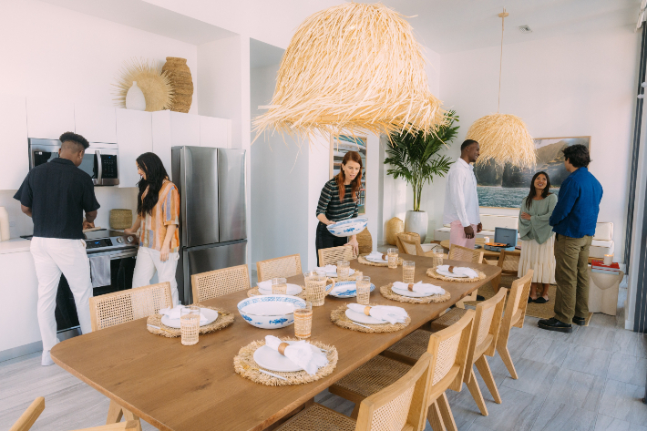 삼성전자가 미국 공유 주거 부동산 기업 플로우(FLOW)와 협력해 개인 맞춤형 스마트홈을 추진한다고 14일 밝혔다. 삼성전자 제공