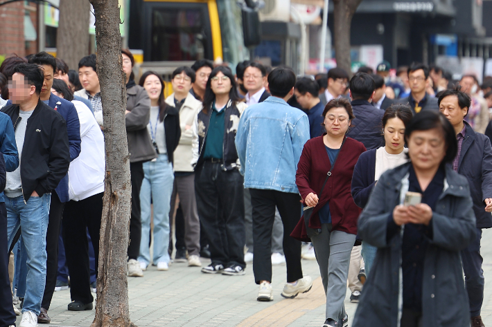 4·10 총선 사전투표가 시작된 5일 서울 여의동주민센터 앞에 점심시간을 맞아 투표소를 찾은 직장인들이 투표 순서를 기다리고 있다. 연합뉴스