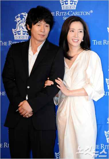 배우 설경구(왼쪽)와 송윤아 부부. 자료사진