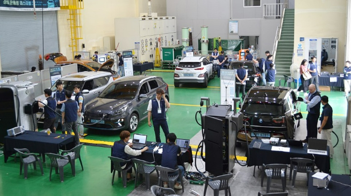 전기차 및 충전기 간 상호 호환성을 점검하는 한국전기연구원 안산분원 시험 현장. 전기연 제공