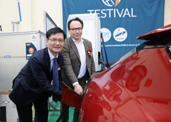 지난 2022년 한국전기연구원 안산분원에서 열린 테스티벌에서 김남균 원장(왼쪽)과 차린(CharIN) 안드레 카우풍 사무총장이 포즈를 취하고 있다. 전기연 제공