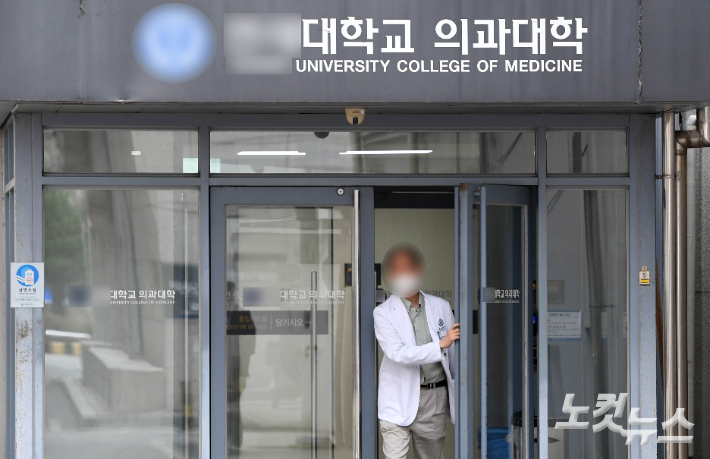 서울시내 한 대학병원에서 의료진이 이동하고 있다. 황진환 기자