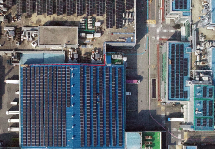 CJ제일제당 인천·진천 공장에 구축한 지붕형 태양광 발전소. HD현대에너지솔루션 제공