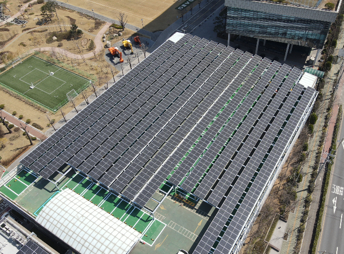 HD현대인프라코어 인천공장에 준공한 태양광 발전소. HD현대에너지솔루션 제공