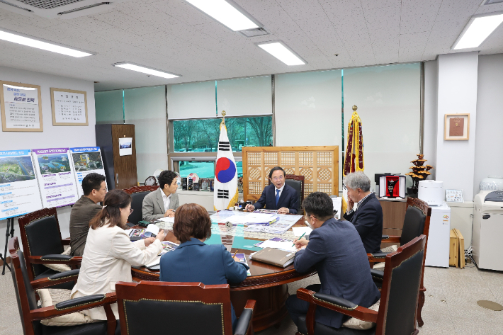 전북 임실군은 지난 11일 심민 임실군수를 주재로 제전위원과 대행사 등 관계자가 참석한 가운데 2024 임실N치즈축제 기본계획 보고회를 가졌다. 임실군 제공