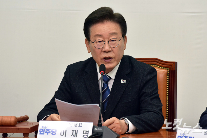 더불어민주당 이재명 대표가 15일 서울 여의도 국회에서 열린 최고위원회의에서 발언을 하고 있다. 윤창원 기자
