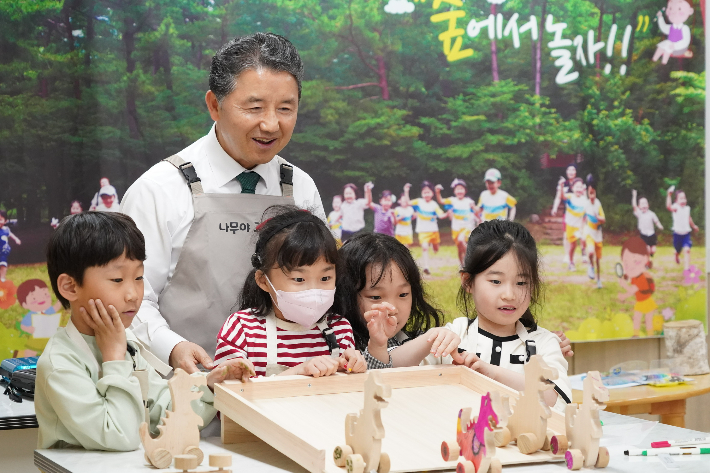 남성현 산림청장이 15일 대전 대흥초등학교에서 '늘봄학교' 일일교사로 참여해 목공체험 숲교육을 진행하고 있다. 산림청 제공
