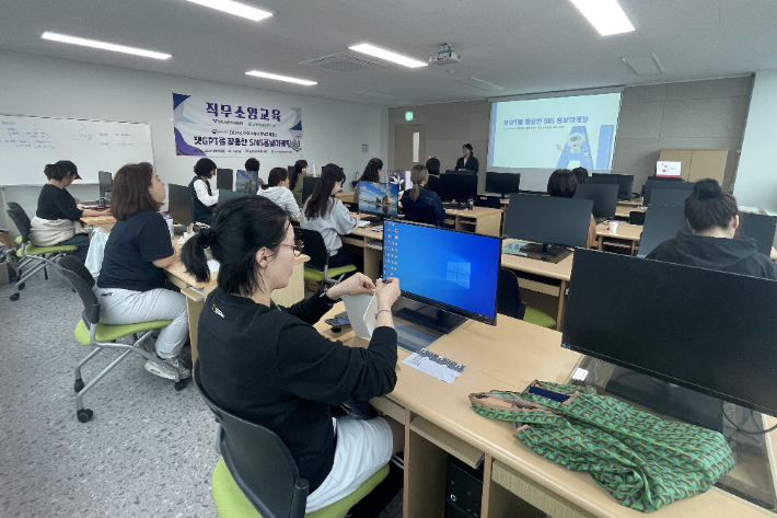 포항여성인력개발센터·포항여성새로일하기센터는 15일부터 여성가족부지원 직업교육훈련으로 '챗GPT를 활용한 SNS 홍보마케팅'을 개강했다. 포항여성인력개발센터 제공