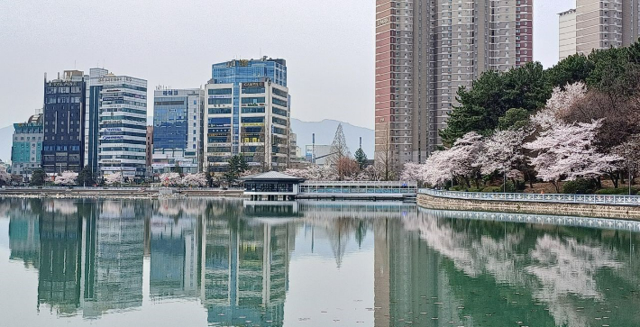 용지호수공원 내 쉼터. 창원시 성산구 제공