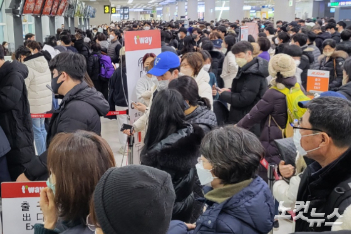 이용객으로 북적이는 제주공항. 김대휘 기자