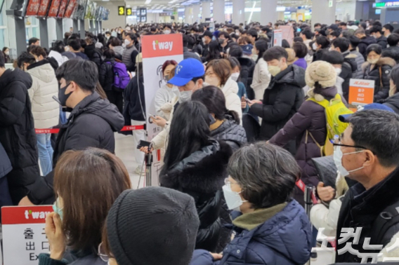 이용객으로 북적이는 제주공항. 김대휘 기자