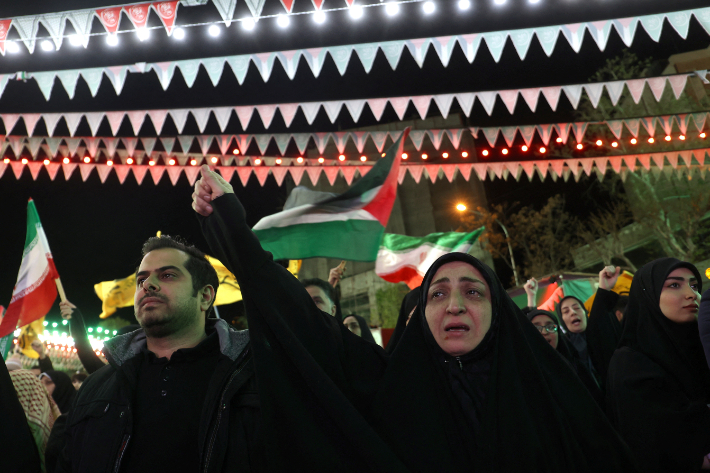 이란 테헤란에서 현지 시위대가 반 이스라엘 구호를 외치며 시위를 벌이고 있다. 연합뉴스