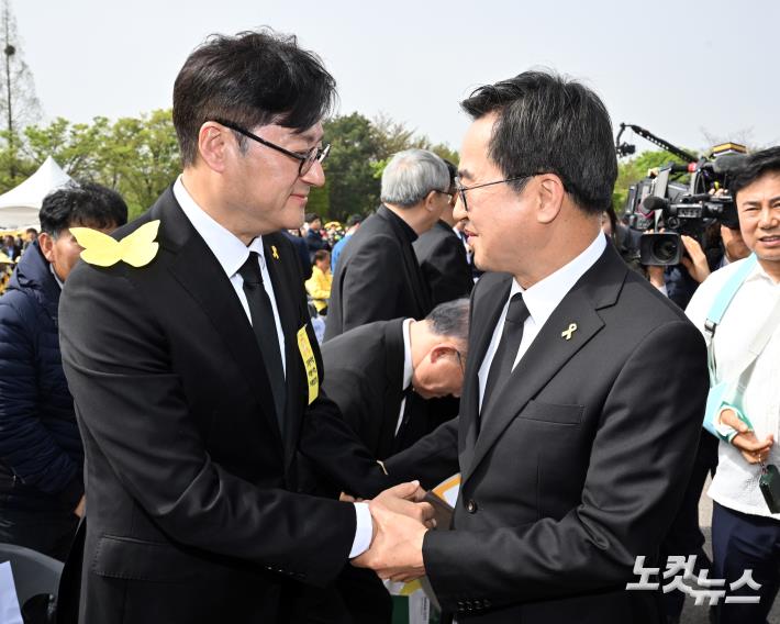 인사하는 김동연 경기지사-홍익표 민주당 원내대표