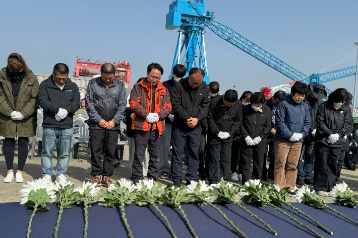 세월호 참사 10주기를 맞은 16일 전남 목포신항에서 열린 추모기억식에서 유가족들이 묵념하고 있다. 김수진 기자