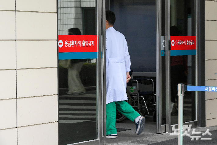 서울의 한 대형병원에서 의료진이 응급의료센터로 향하고 있다. 박종민 기자