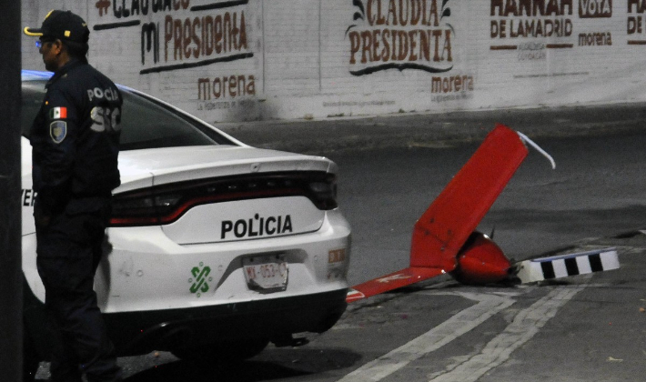 14일(현지시간) 멕시코시티 코요아칸 한 도로에 추락 헬기의 잔해가 보인다. 연합뉴스