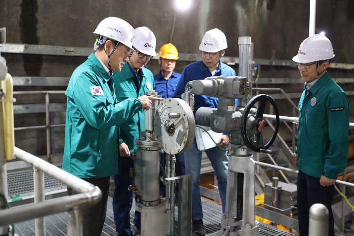 석유공사 김동섭(왼쪽 첫번째) 사장이 울산 석유비축기지에서 석유위기상황을 대비해 비축유 방출태세 및 시설안전 점검을 하고 있다. 한국석유공사 제공