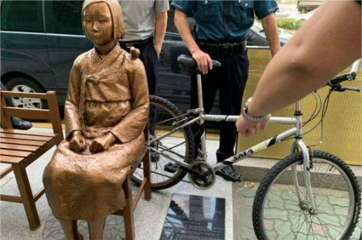 부산 평화의 소녀상에 한 남성이 자전거를 철근 자물쇠로 묶어둔 모습. 소녀상을지키는부산시민행동 제공