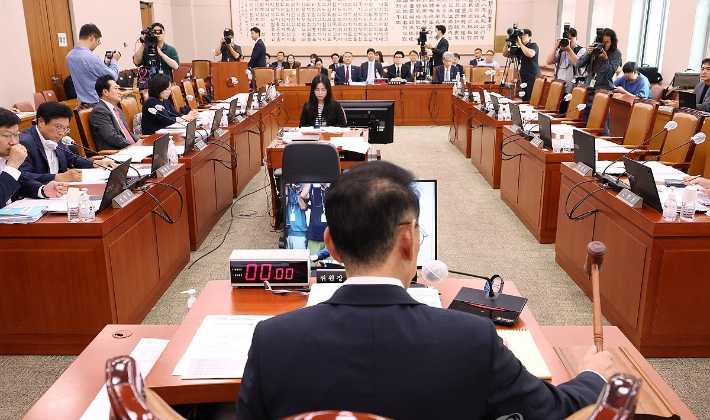민주당, 17개 상임위원장 '독식' 고려…'역풍' 우려도