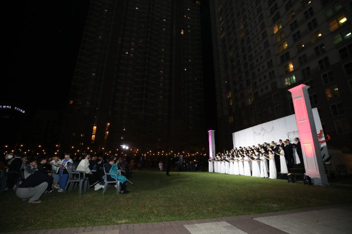 16일 용지아이파크아파트 잔디광장 특설무대에서 열린 베란다 콘서트. 창원시 제공