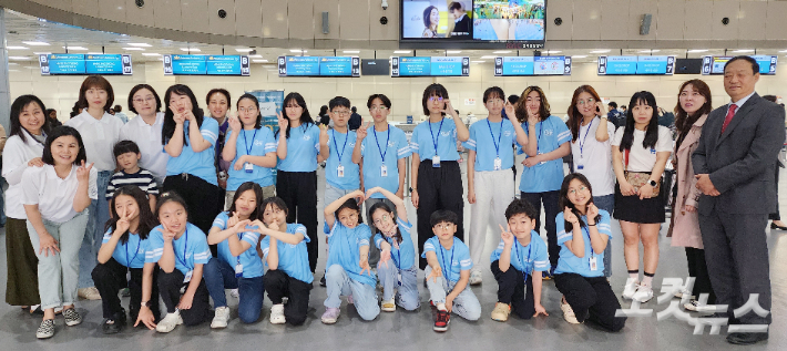 11일 아침, 김해국제공항 출국장에서 기념사진을 찍고 있는 부산CBS소년소녀합창단의 모습. 부산CBS소년소녀합창단 제공