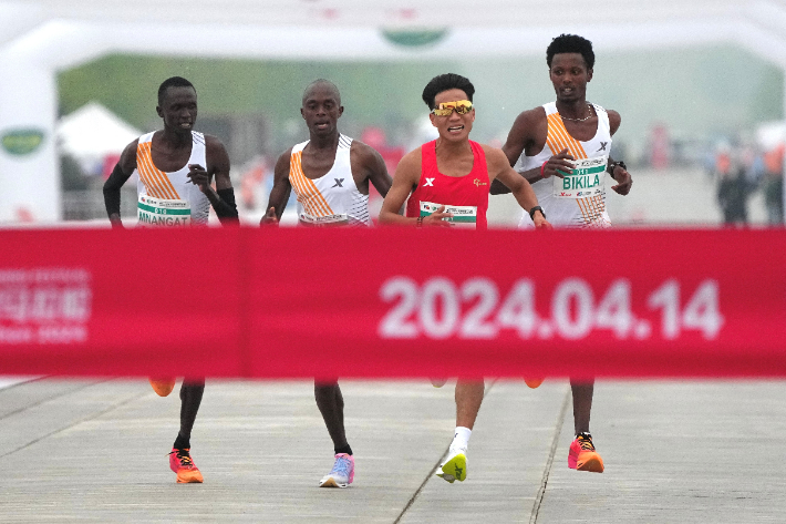 아프리카 선수들에 앞서 달리는 중국 허제 선수. 연합뉴스