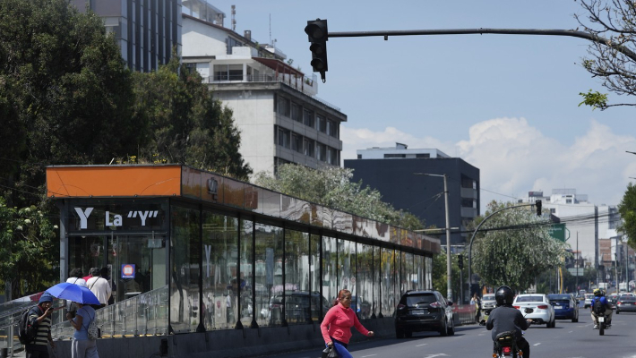16일(현지시간) 에콰도르 수도 키토에서 보행자가 불 꺼진 신호등 아래 도로를 빠르게 건너고 있다. 연합뉴스