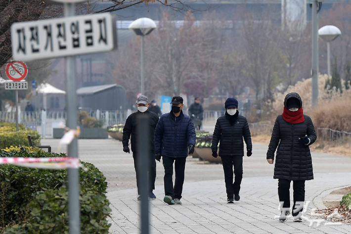 미세먼지에 마스크를 쓴 시민들. 박종민 기자