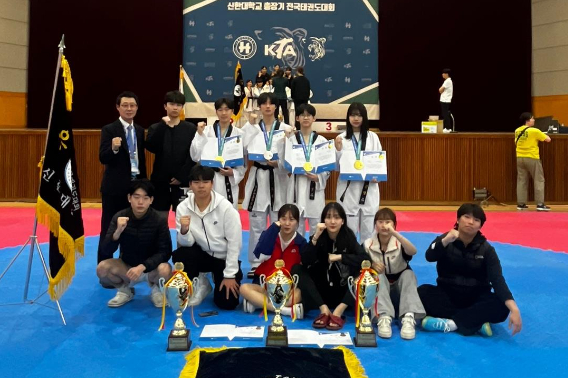 제3회 신한대총장기 전국태권도대회에서 남고부 정상에 오른 전북체고 선수들이 기념촬영을 하고 있다. 전북체육고 제공