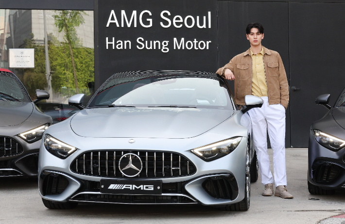 18일 오전 서울 강남구 AMG서울전시장에 메레세데스-벤츠의 '메르세데스-AMG SL 마누팍투어'가 전시돼 있다. 연합뉴스