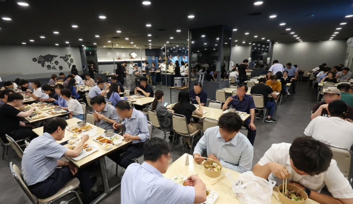 서울 시내 한 오피스빌딩 지하에 위치한 구내식당에서 직장인들이 점심식사를 하고 있다. 연합뉴스