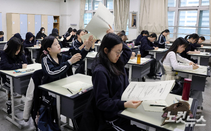 2024년 전국연합학력평가가 시행된 28일 서울 강남구 개포고등학교에서 3학년 수험생들이 시험을 준비하고 있다. 사진공동취재단