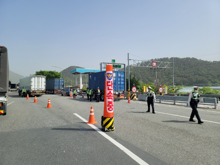 부산경찰청은 18일 중앙고속도로 대동요금소 인근에서 화물차 특별 단속을 벌였다. 부산경찰청 제공