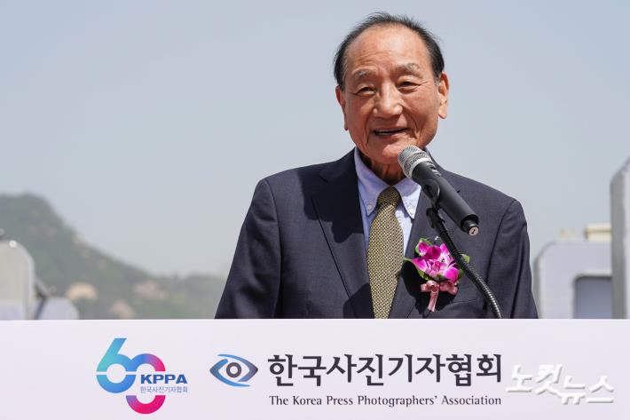 축사하는 김효재 언론진흥재단 이사장
