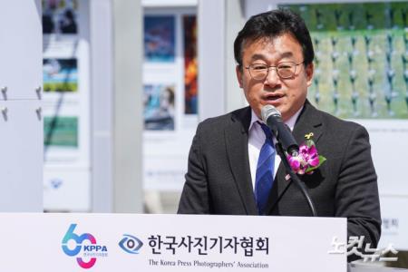 축사하는 한국기자협회장