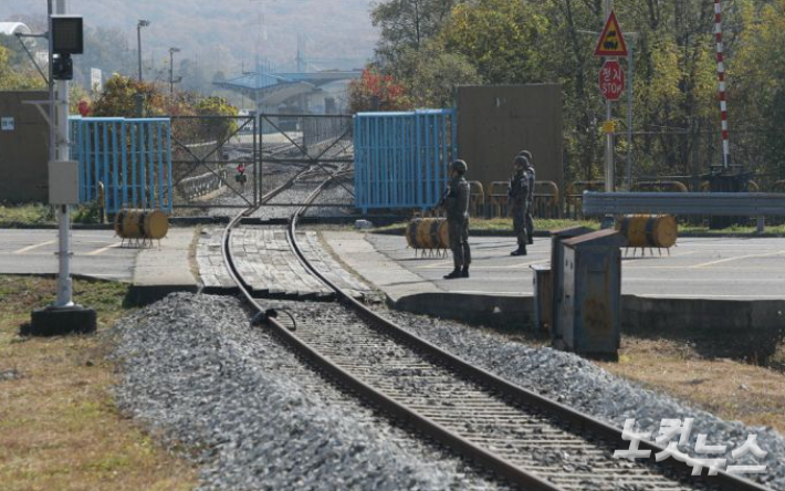 경기도 파주 도라산역으로 이어진 경의선 철도 주변으로 군인들이 경계근무를 서고 있다 