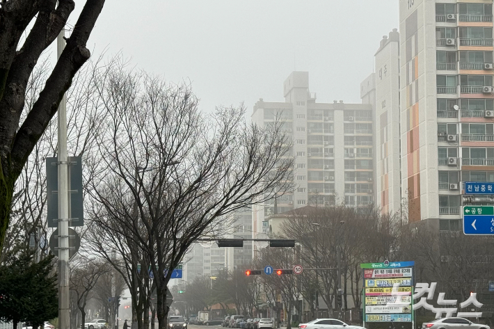 18일 오전 광주 서구 치평동에서 바라본 시야. 김수진 기자