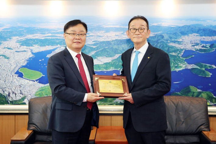 홍남표 창원시장이 18일 재일교포 송옥식 씨(사진 오른쪽)에게 감사패를 전달하고 있다. 창원시 제공