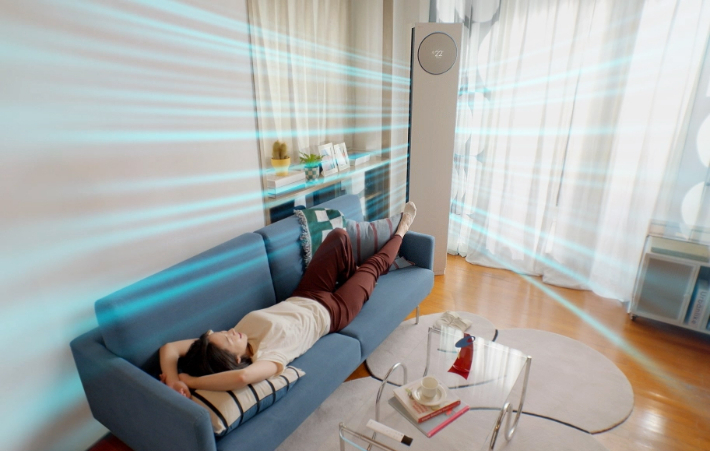 LG 휘센 AI 에어컨의 공감지능 기능인 'AI 스마트케어'로 실내 온도를 관리하고 있는 모습. LG전자 제공