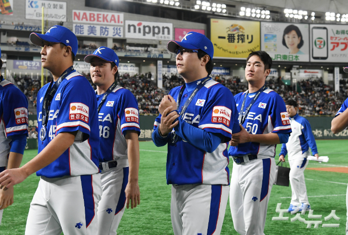 2019 WBSC 프리미어 12 결승전에서 준우승을 차지한 대한민국 대표팀이 시상식을 마치고 이동하고 있다. 