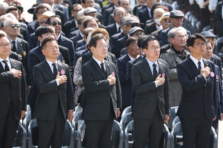 더불어민주당 이재명 대표가 19일 오전 서울 강북구 국립 4·19민주묘지에서 열린 제64주년 4·19 혁명 기념식에 참석해 국기에 경례하고 있다. 연합뉴스