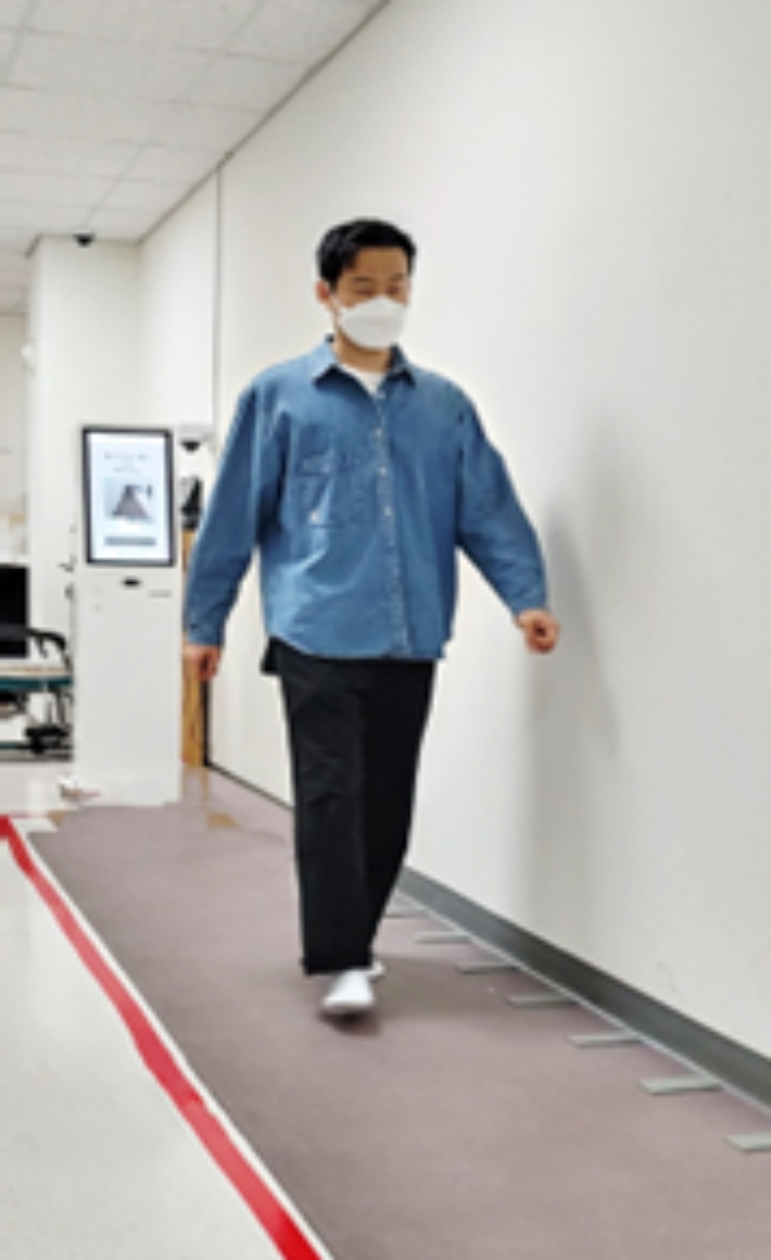에이아이씨유 관계자가 게이트스캐너를 시연해 보고 있다. 에이아이씨유 제공