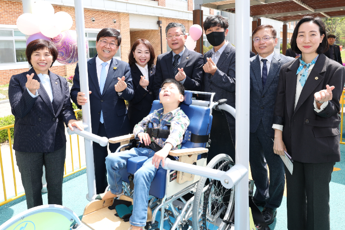 세종시교육청은 19일 세종누리학교에서 휠체어 그네 설치 기념행사 개최했다. 시교육청 제공