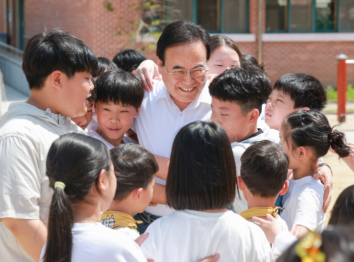 19일 완주 청명초등학교를 찾은 서거석 전북교육감이 학생들과 어울리고 있다. 전북교육청 제공