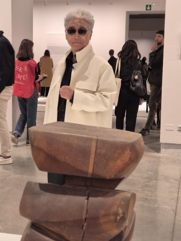  17일(현지시간) 사전공개를 시작으로 개막한 제60회 베네치아비엔날레 본전시에 참여한 김윤신 작가가 자신의 나무 조각 작품 앞에서 포즈를 취하고 있다. 