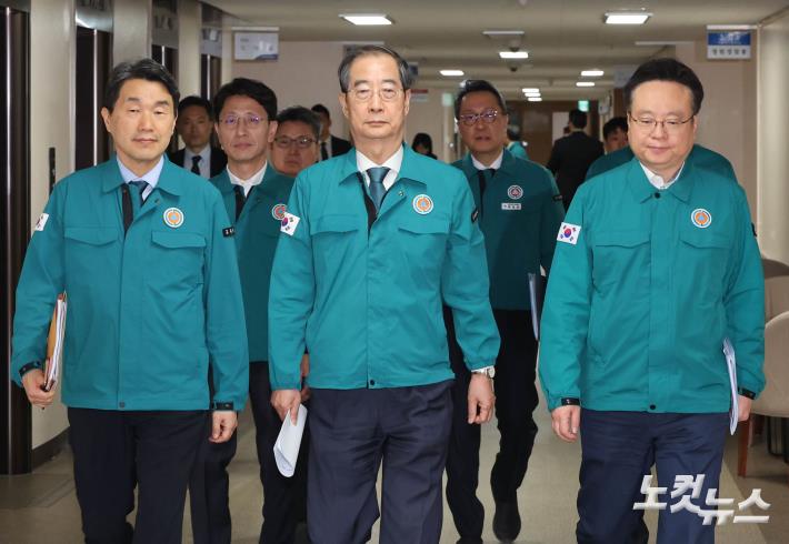 의대정원 조정 관련 브리핑 참석하는 한덕수 총리