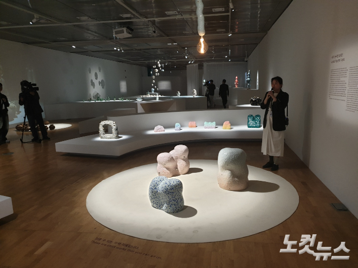ACC 문화창조원 복합전시 6관에서 열리고 있는 현대 도예 전시 '길 위에 도자'. 조시영 기자