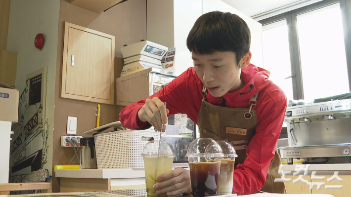 경기 과천시 과천교회가 운영하는 장애인 직업 적응 훈련시설 '행복우산'에서 박영빈(25)씨가 음료 제조 실습을 하고 있다. 정선택 기자